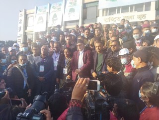 आफ्नो  राजनीतिक विरासत थाम्न शीर्ष नेतालाई चर्चित युवा नेताको टेको !
