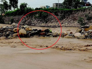 तिनाउ खोलाको बाढीमा बुद्धनगरका नेपालीको शव  भेटियो 