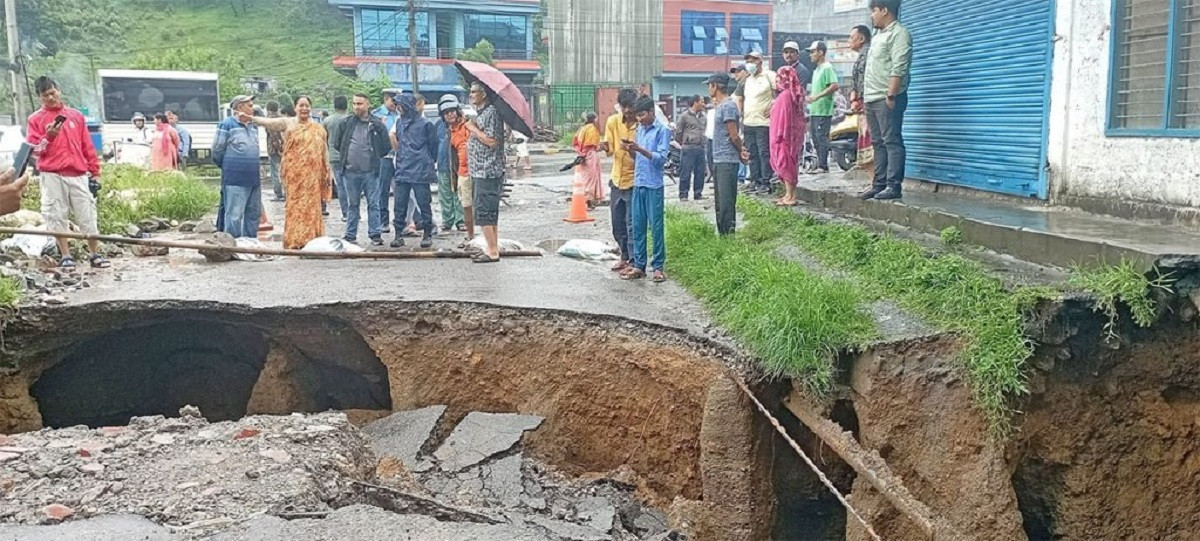 पोखरामा सडक भासियो, एक घर समेत जोखिममा 