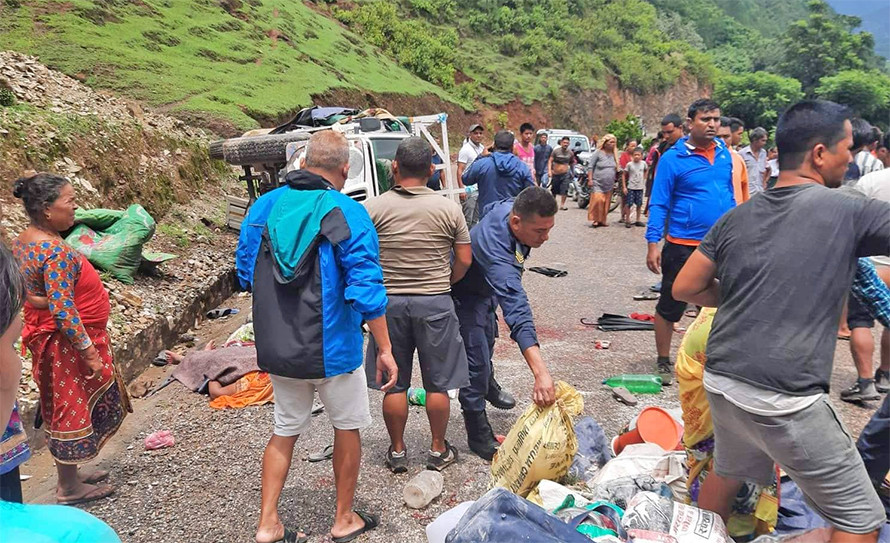 स्वर्गद्वारीबाट फर्कदै गरेको जीप दुर्घटना: १ जनाको मृत्यु, १५ जना घाइते