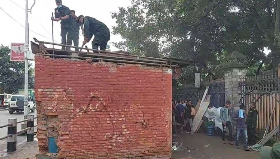 अनधिकृत संरचना हटाउने महानगरको अभियान जारी, रत्नपार्कमा पनि चल्यो डोजर