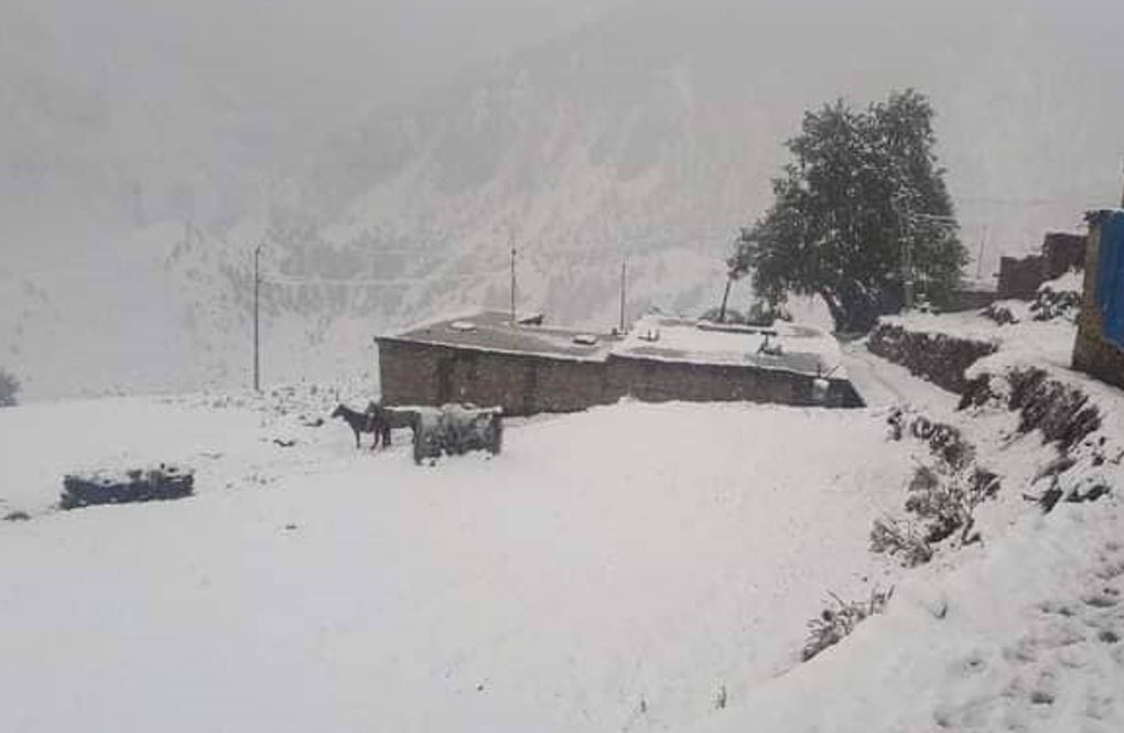 मनाङमा वर्षासँगै हिमपात