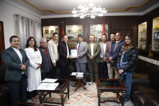 इप्पानले प्रचण्डलाई बुझायो तीन बुँदे ध्यानाकर्षण