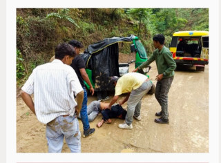 दाङमा अटाे अनियन्त्रित भइ दुर्घटना हुँदा तिनजना घाइते