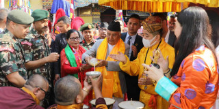 राष्ट्रपत पौडेलद्वारा बौद्धस्थित ल्हाखाङ गुम्बामा पूजा, आराधना