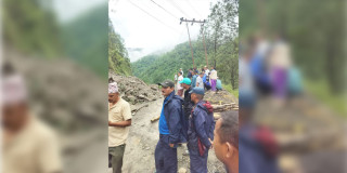 पहिरोले राप्ती राजमार्ग अवरुद्ध, भित्री सडकको डाइभर्सन बगायाे