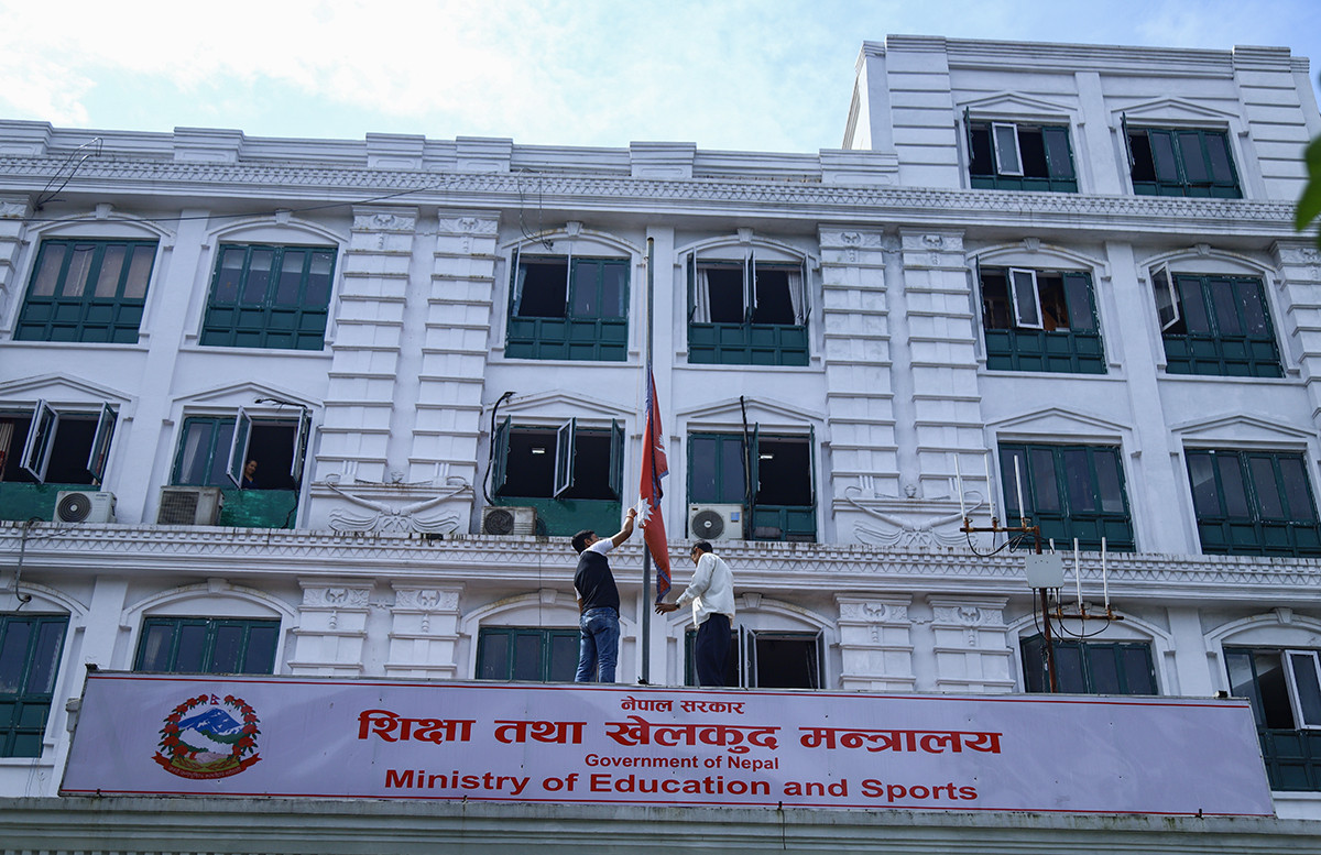 मृतकको सम्मानमा राष्ट्रिय झण्डा आधा झुकाइयो (फोटो फिचर)
