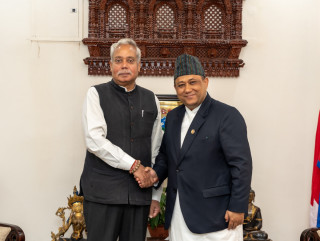 परराष्ट्रमन्त्री खनालसँग भारतीय राजदूत श्रीवास्तवको बिदाई भेट