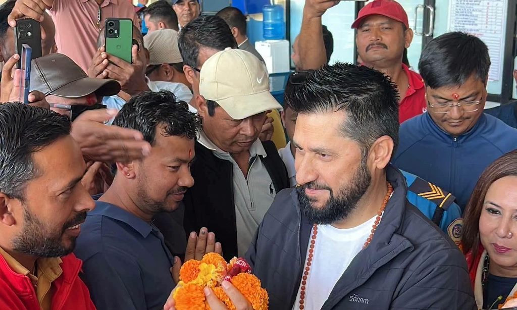 धार्मिक भ्रमणका लागि सभापति लामिछाने भारत प्रस्थान